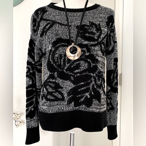 GAP Knit Sweater with Flower Graphic - Picture 4 of 12